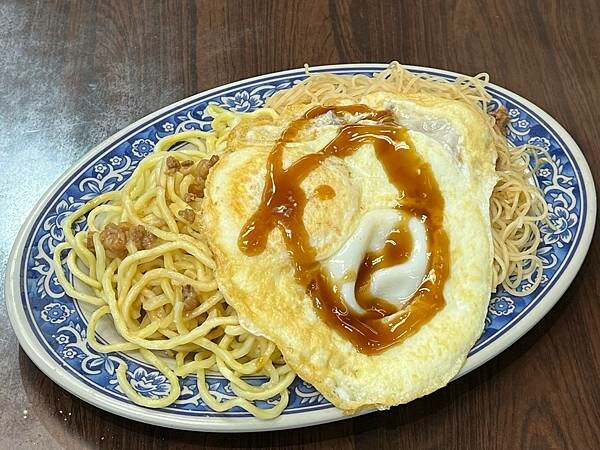 (西門蚵仔煎)萬年蚵仔煎~古早味台灣小吃!炒米粉麵+半熟蛋超 (西門蚵仔煎)萬年蚵仔煎~古早味台灣小吃!炒米粉麵+半熟蛋超