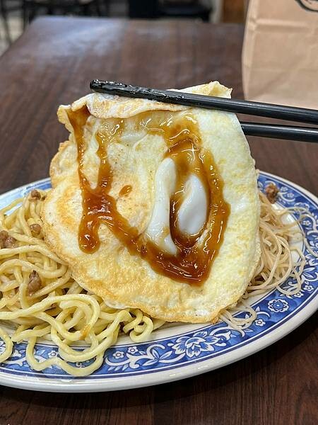 (西門蚵仔煎)萬年蚵仔煎~古早味台灣小吃!炒米粉麵+半熟蛋超 (西門蚵仔煎)萬年蚵仔煎~古早味台灣小吃!炒米粉麵+半熟蛋超