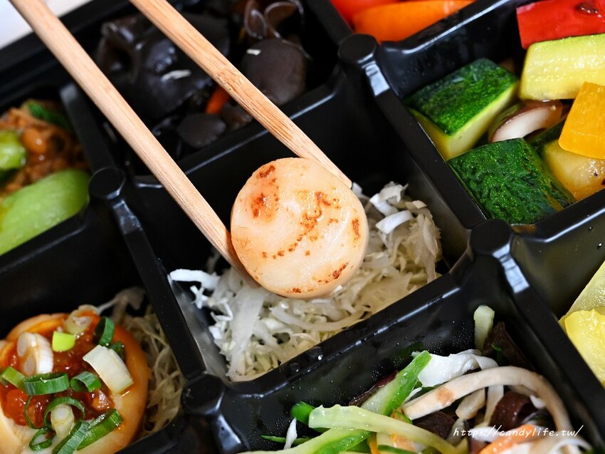 台中市南屯區台中會議便當推薦,豪華九宮格便當,菜色豐富,四月優惠加10元多兩樣配菜