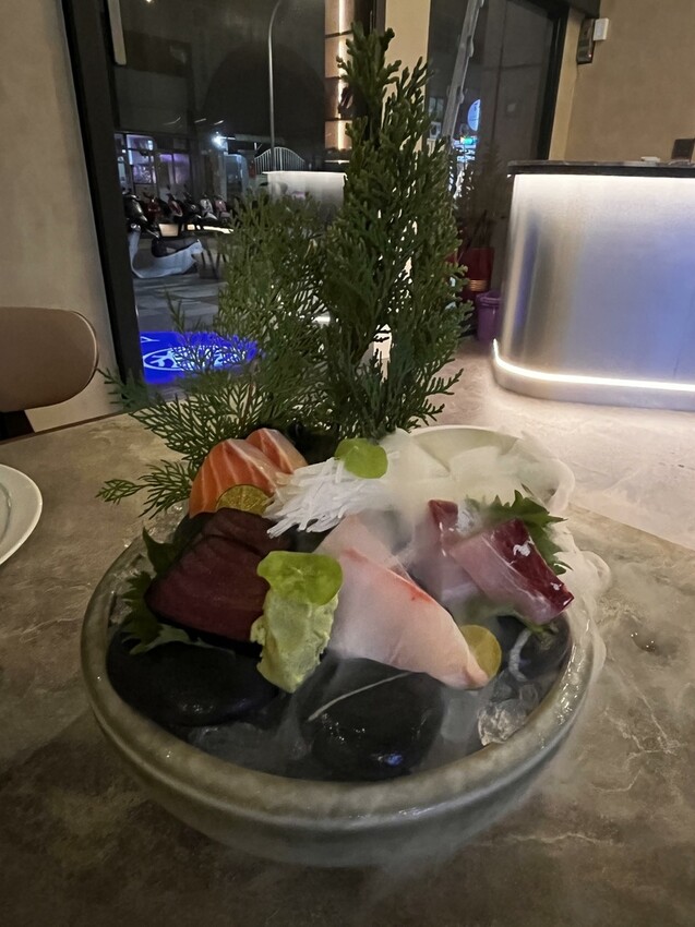 桃園市桃園區【桃園日式】價格親民的無菜單料理來桃園區囉!【宗初食堂桃園店】新鮮龍蝦搭上松露高湯吃了就想比個讚