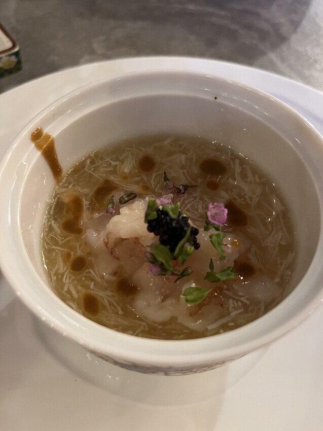 桃園市桃園區【桃園日式】價格親民的無菜單料理來桃園區囉!【宗初食堂桃園店】新鮮龍蝦搭上松露高湯吃了就想比個讚