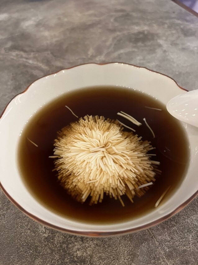 桃園市桃園區【桃園日式】價格親民的無菜單料理來桃園區囉!【宗初食堂桃園店】新鮮龍蝦搭上松露高湯吃了就想比個讚