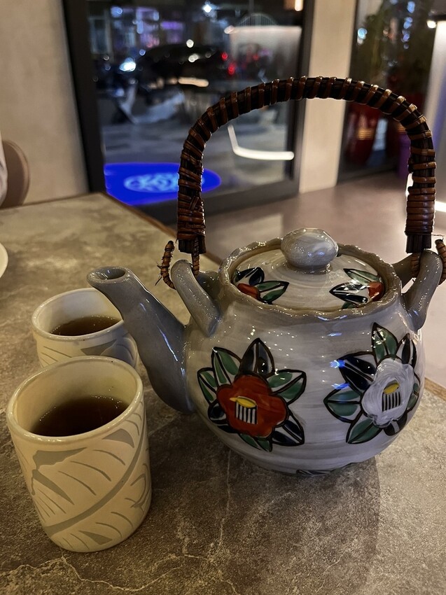 桃園市桃園區【桃園日式】價格親民的無菜單料理來桃園區囉!【宗初食堂桃園店】新鮮龍蝦搭上松露高湯吃了就想比個讚