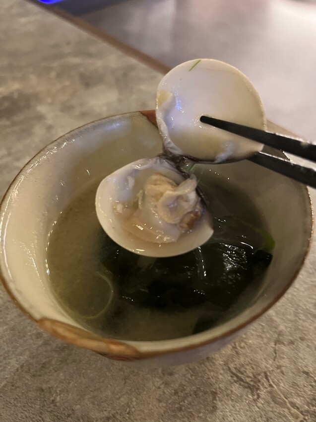 桃園市桃園區【桃園日式】價格親民的無菜單料理來桃園區囉!【宗初食堂桃園店】新鮮龍蝦搭上松露高湯吃了就想比個讚