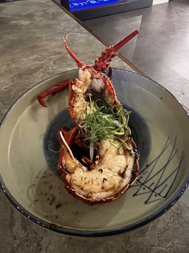 桃園市桃園區【桃園日式】價格親民的無菜單料理來桃園區囉!【宗初食堂桃園店】新鮮龍蝦搭上松露高湯吃了就想比個讚