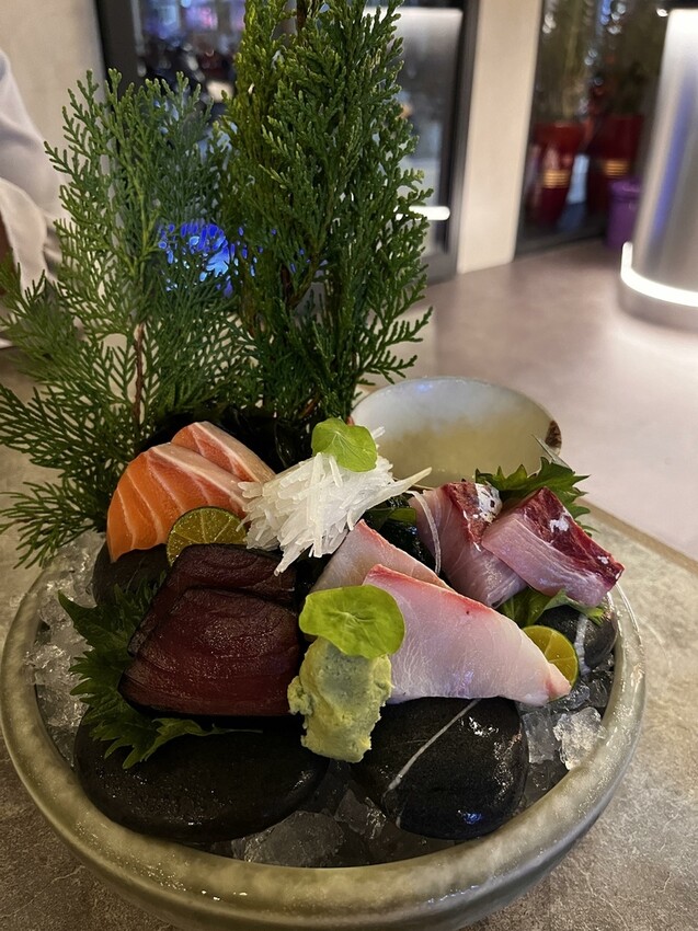 桃園市桃園區【桃園日式】價格親民的無菜單料理來桃園區囉!【宗初食堂桃園店】新鮮龍蝦搭上松露高湯吃了就想比個讚