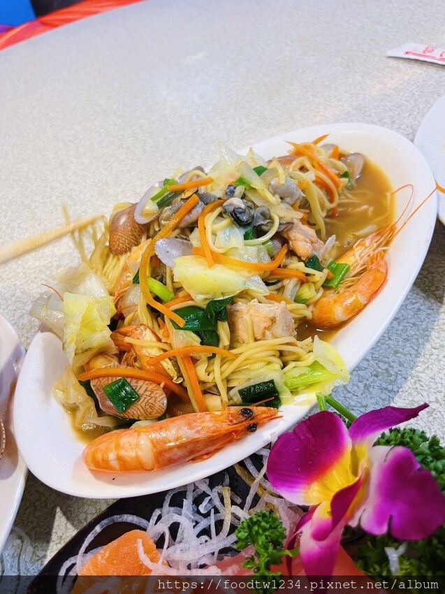 基隆市中正區[台北海鮮]基隆中正區「阿慧活海鮮 」樣樣都美味超大份量給好給滿/超爆多料海鮮炒麵/不輸給餐廳得美味/調味