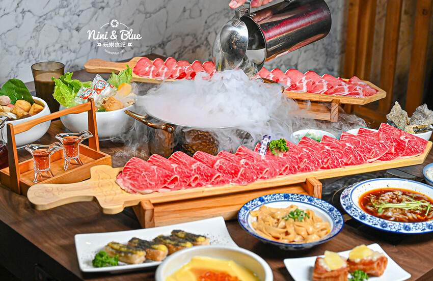 台中火鍋吃到飽,平日午餐358元起就有肉肉吃到飽,鬥牛士二鍋台中 @Nini and Blue 玩樂食記