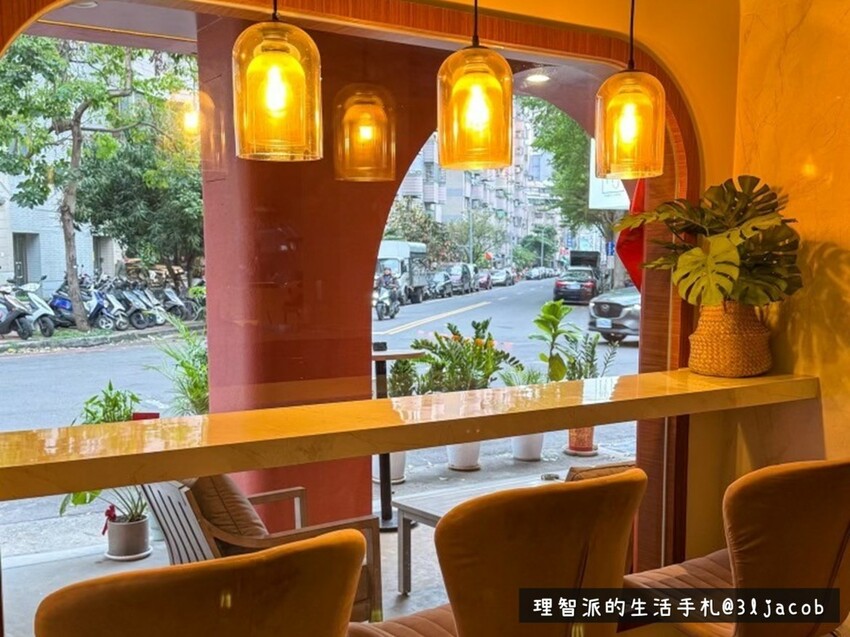 2024最新 台中餐酒館推薦》90後餐酒館 I 一間如開濾鏡般網美級台中美食餐廳,餐點平價好吃,更有自家精釀啤酒廠提供的獨家啤酒 - 理智派的生活手札