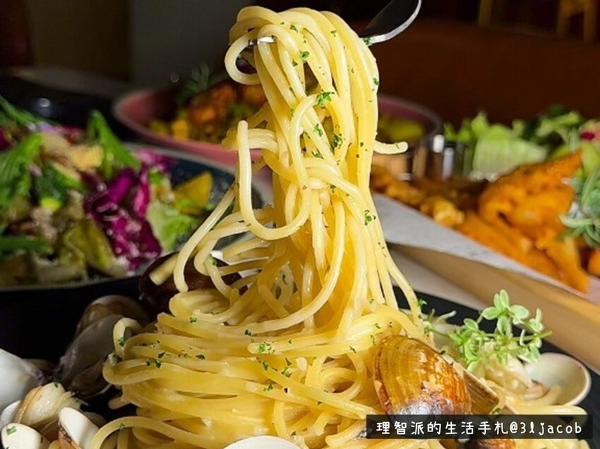 2024最新 台中餐酒館推薦》90後餐酒館 I 一間如開濾鏡般網美級台中美食餐廳,餐點平價好吃,更有自家精釀啤酒廠提供的獨家啤酒 - 理智派的生活手札