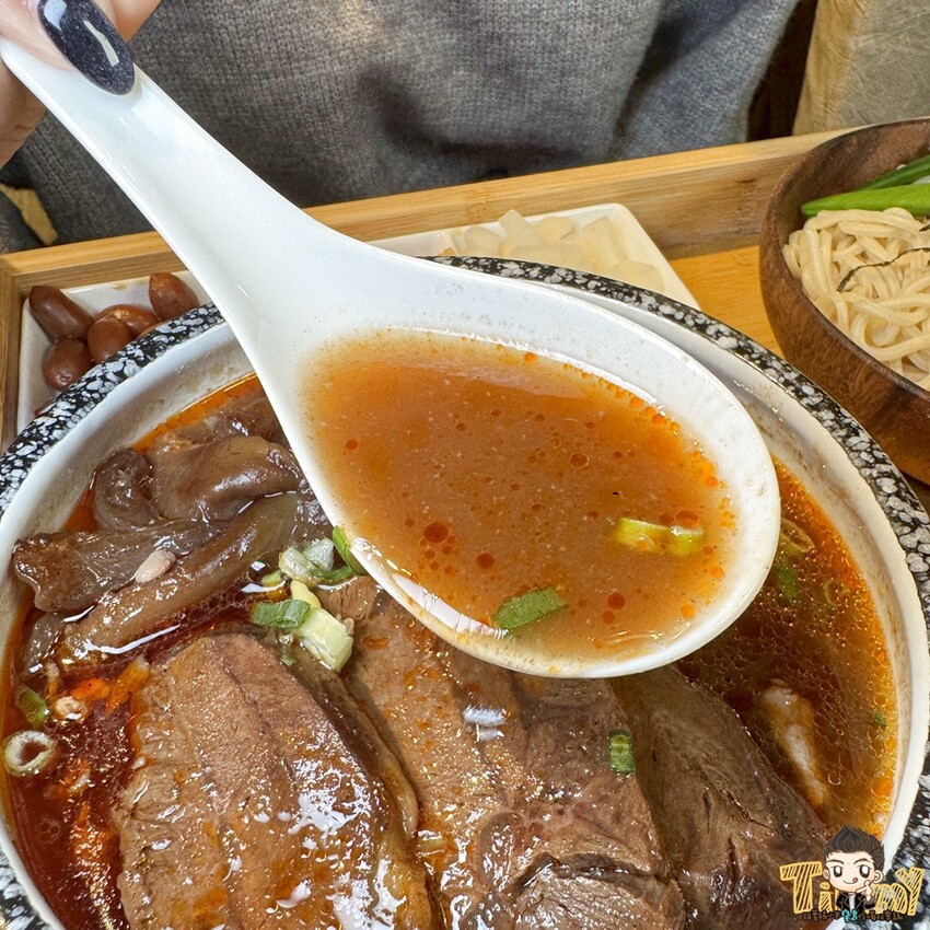 新竹縣竹北熊麵製造所。 全台獨創乾濕兩吃沾醬的創意麵食！ 超推QQ肥瘦黃金比例的焢肉！ (菜單營業時間地址電話) - 跟著踢小米吃喝玩樂趣