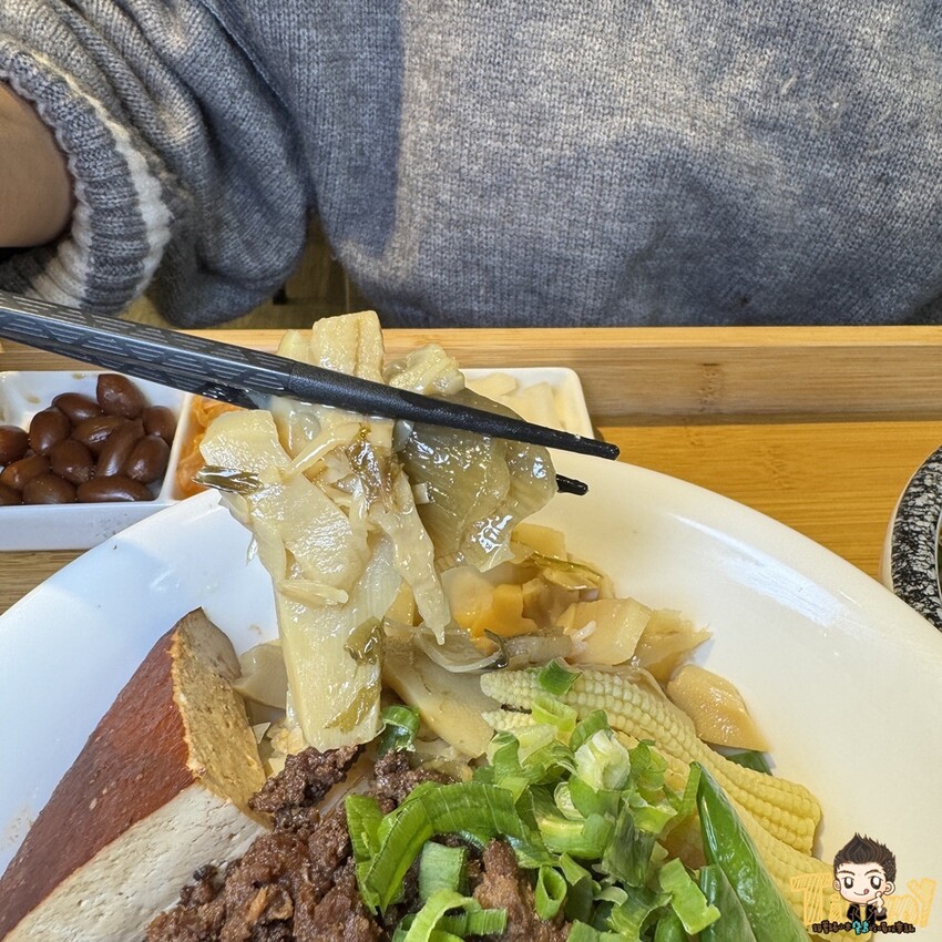 新竹縣竹北熊麵製造所。 全台獨創乾濕兩吃沾醬的創意麵食！ 超推QQ肥瘦黃金比例的焢肉！ (菜單營業時間地址電話) - 跟著踢小米吃喝玩樂趣