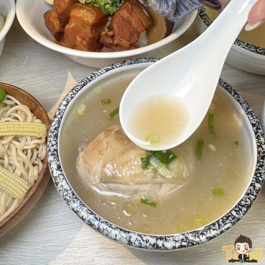 新竹縣竹北熊麵製造所。 全台獨創乾濕兩吃沾醬的創意麵食！ 超推QQ肥瘦黃金比例的焢肉！ (菜單營業時間地址電話) - 跟著踢小米吃喝玩樂趣