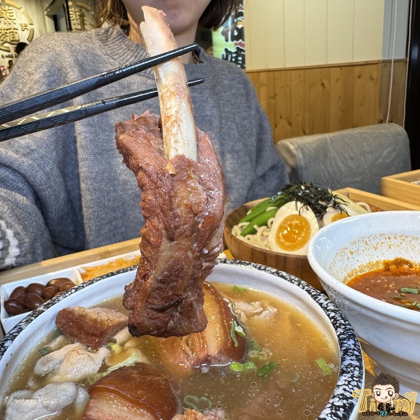 新竹縣竹北熊麵製造所。 全台獨創乾濕兩吃沾醬的創意麵食！ 超推QQ肥瘦黃金比例的焢肉！ (菜單營業時間地址電話) - 跟著踢小米吃喝玩樂趣