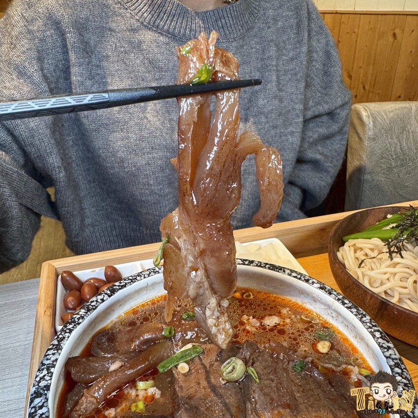 新竹縣竹北熊麵製造所。 全台獨創乾濕兩吃沾醬的創意麵食！ 超推QQ肥瘦黃金比例的焢肉！ (菜單營業時間地址電話) - 跟著踢小米吃喝玩樂趣