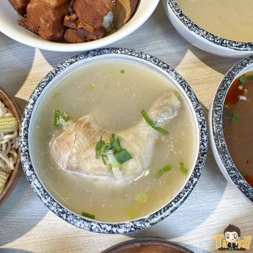 新竹縣竹北熊麵製造所。 全台獨創乾濕兩吃沾醬的創意麵食！ 超推QQ肥瘦黃金比例的焢肉！ (菜單營業時間地址電話) - 跟著踢小米吃喝玩樂趣