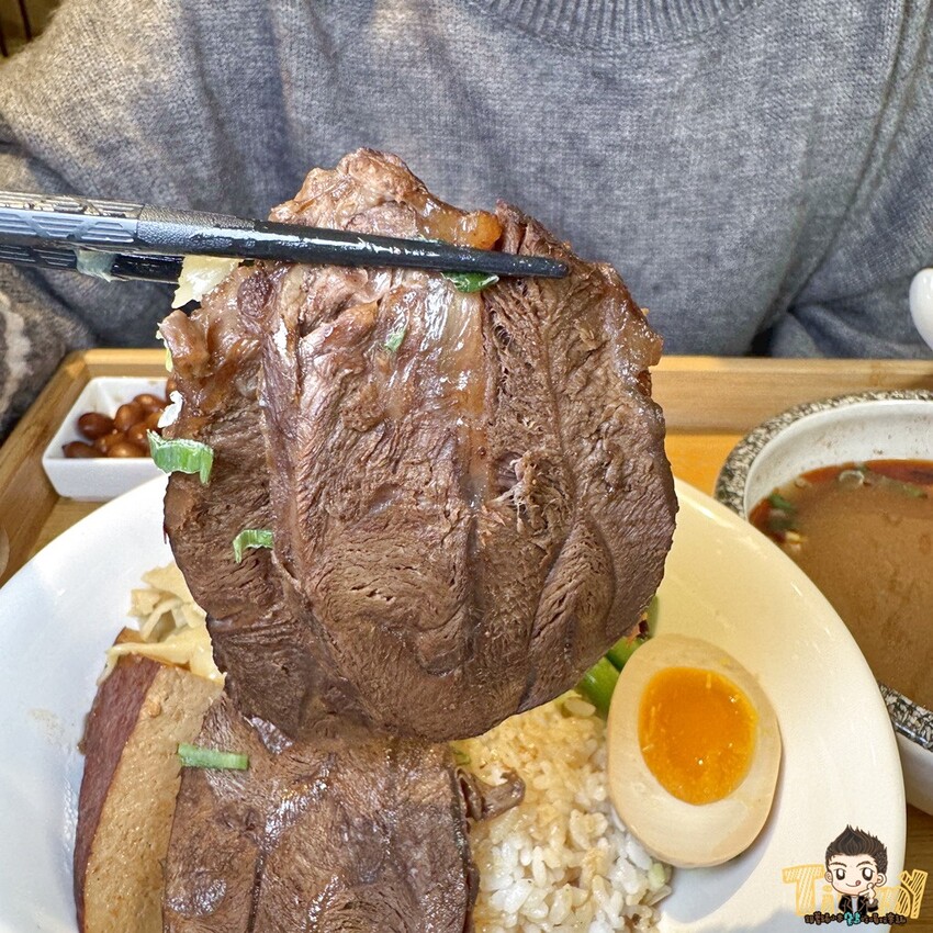 新竹縣竹北熊麵製造所。 全台獨創乾濕兩吃沾醬的創意麵食！ 超推QQ肥瘦黃金比例的焢肉！ (菜單營業時間地址電話) - 跟著踢小米吃喝玩樂趣