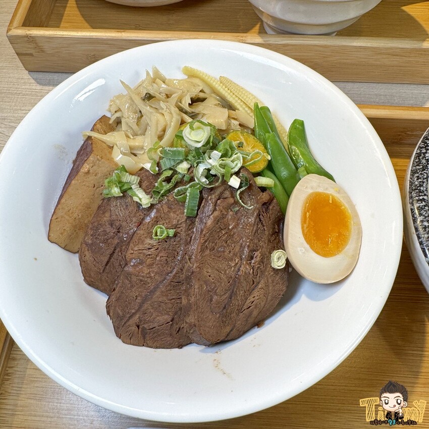新竹縣竹北熊麵製造所。 全台獨創乾濕兩吃沾醬的創意麵食！ 超推QQ肥瘦黃金比例的焢肉！ (菜單營業時間地址電話) - 跟著踢小米吃喝玩樂趣