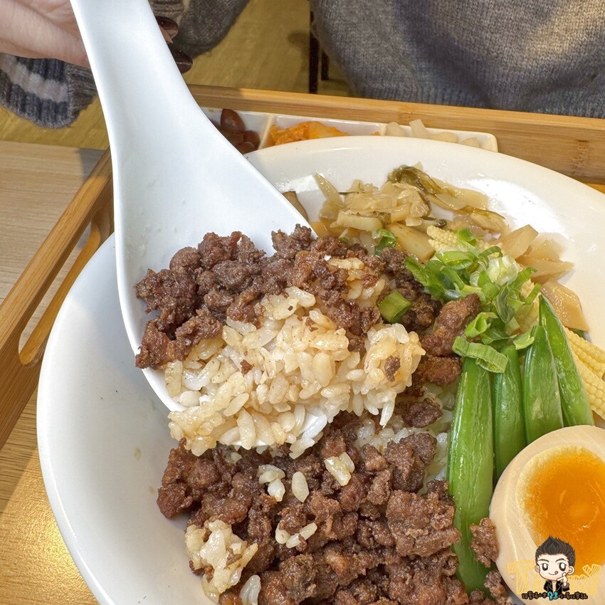 新竹縣竹北熊麵製造所。 全台獨創乾濕兩吃沾醬的創意麵食！ 超推QQ肥瘦黃金比例的焢肉！ (菜單營業時間地址電話) - 跟著踢小米吃喝玩樂趣