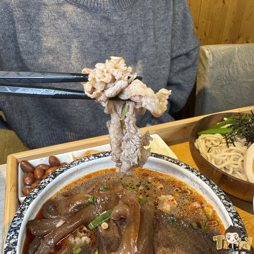 新竹縣竹北熊麵製造所。 全台獨創乾濕兩吃沾醬的創意麵食！ 超推QQ肥瘦黃金比例的焢肉！ (菜單營業時間地址電話) - 跟著踢小米吃喝玩樂趣