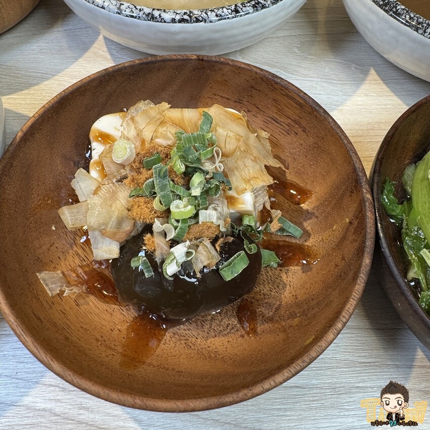 新竹縣竹北熊麵製造所。 全台獨創乾濕兩吃沾醬的創意麵食！ 超推QQ肥瘦黃金比例的焢肉！ (菜單營業時間地址電話) - 跟著踢小米吃喝玩樂趣