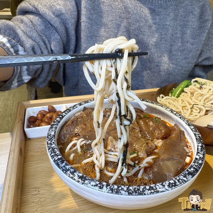 新竹縣竹北熊麵製造所。 全台獨創乾濕兩吃沾醬的創意麵食！ 超推QQ肥瘦黃金比例的焢肉！ (菜單營業時間地址電話) - 跟著踢小米吃喝玩樂趣