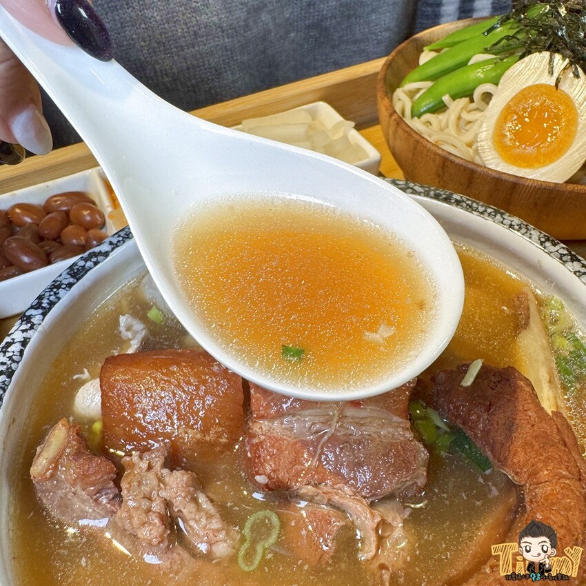 新竹縣竹北熊麵製造所。 全台獨創乾濕兩吃沾醬的創意麵食！ 超推QQ肥瘦黃金比例的焢肉！ (菜單營業時間地址電話) - 跟著踢小米吃喝玩樂趣