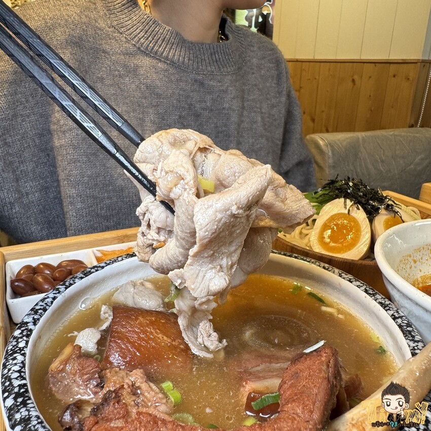 新竹縣竹北熊麵製造所。 全台獨創乾濕兩吃沾醬的創意麵食！ 超推QQ肥瘦黃金比例的焢肉！ (菜單營業時間地址電話) - 跟著踢小米吃喝玩樂趣