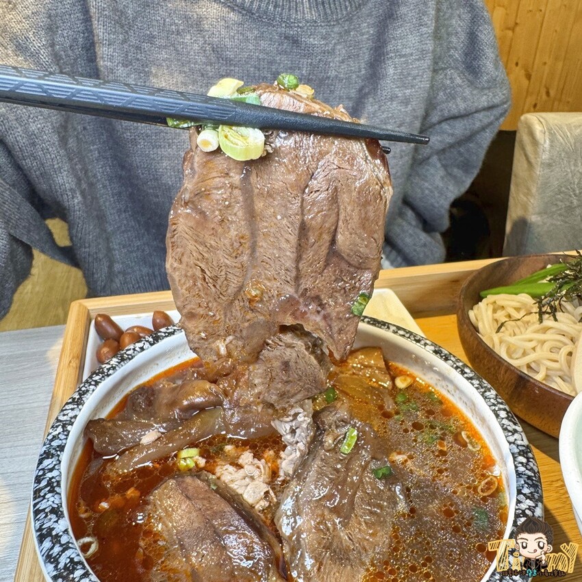 新竹縣竹北熊麵製造所。 全台獨創乾濕兩吃沾醬的創意麵食！ 超推QQ肥瘦黃金比例的焢肉！ (菜單營業時間地址電話) - 跟著踢小米吃喝玩樂趣