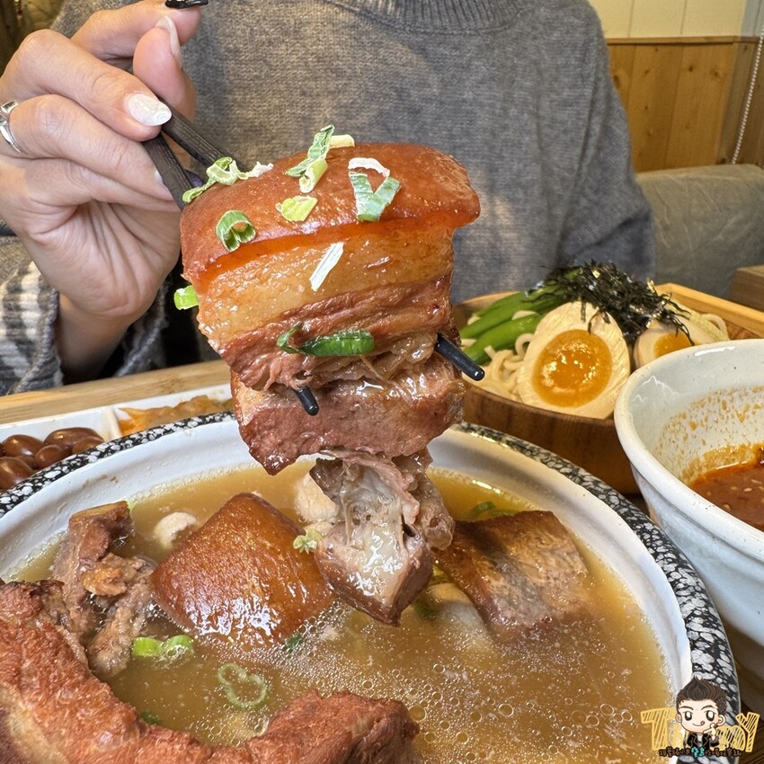 新竹縣竹北熊麵製造所。 全台獨創乾濕兩吃沾醬的創意麵食！ 超推QQ肥瘦黃金比例的焢肉！ (菜單營業時間地址電話) - 跟著踢小米吃喝玩樂趣