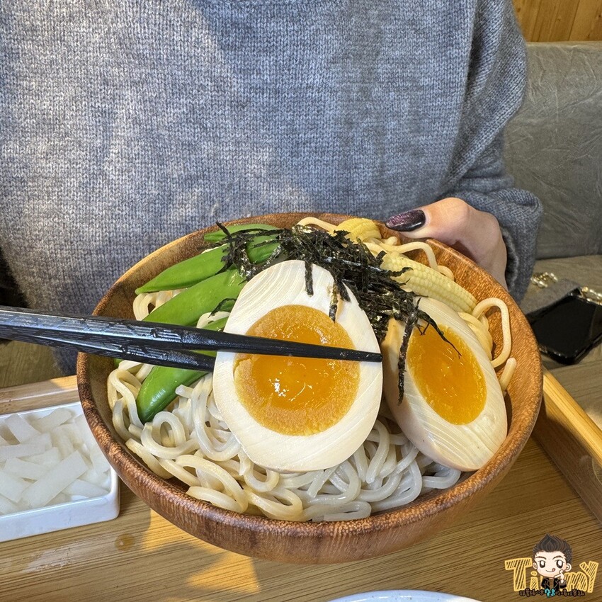 新竹縣竹北熊麵製造所。 全台獨創乾濕兩吃沾醬的創意麵食！ 超推QQ肥瘦黃金比例的焢肉！ (菜單營業時間地址電話) - 跟著踢小米吃喝玩樂趣