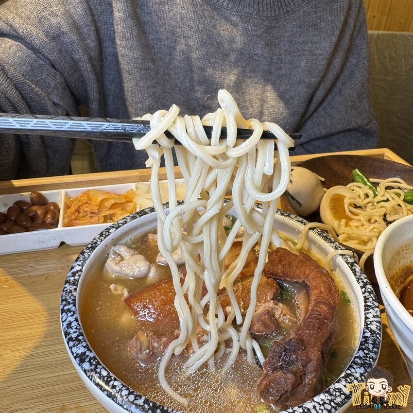 新竹縣竹北熊麵製造所。 全台獨創乾濕兩吃沾醬的創意麵食！ 超推QQ肥瘦黃金比例的焢肉！ (菜單營業時間地址電話) - 跟著踢小米吃喝玩樂趣