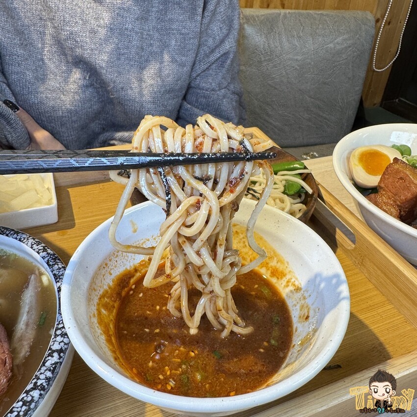 新竹縣竹北熊麵製造所。 全台獨創乾濕兩吃沾醬的創意麵食！ 超推QQ肥瘦黃金比例的焢肉！ (菜單營業時間地址電話) - 跟著踢小米吃喝玩樂趣