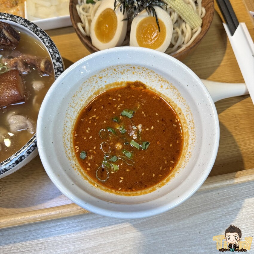 新竹縣竹北熊麵製造所。 全台獨創乾濕兩吃沾醬的創意麵食！ 超推QQ肥瘦黃金比例的焢肉！ (菜單營業時間地址電話) - 跟著踢小米吃喝玩樂趣