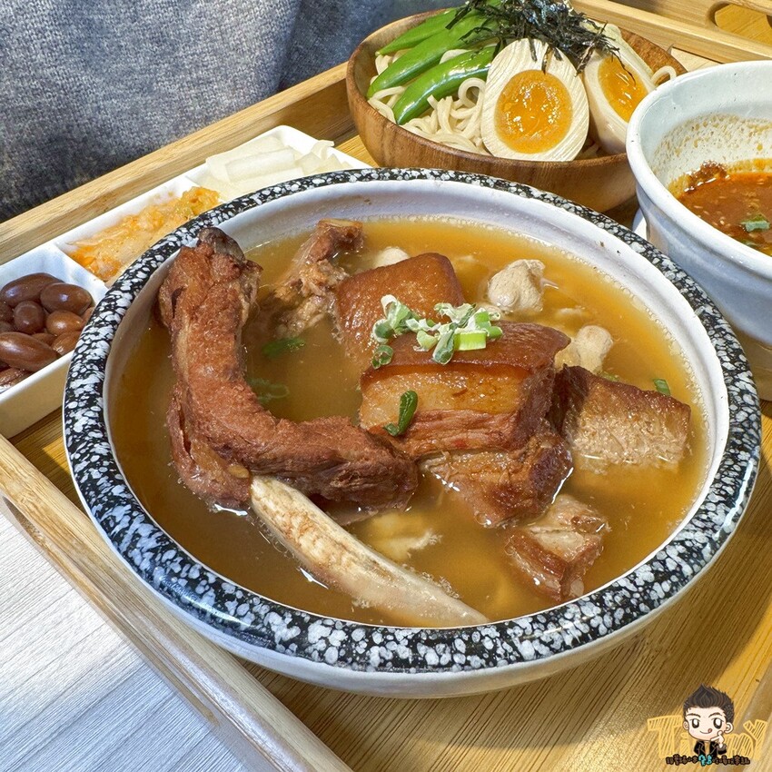 新竹縣竹北熊麵製造所。 全台獨創乾濕兩吃沾醬的創意麵食！ 超推QQ肥瘦黃金比例的焢肉！ (菜單營業時間地址電話) - 跟著踢小米吃喝玩樂趣