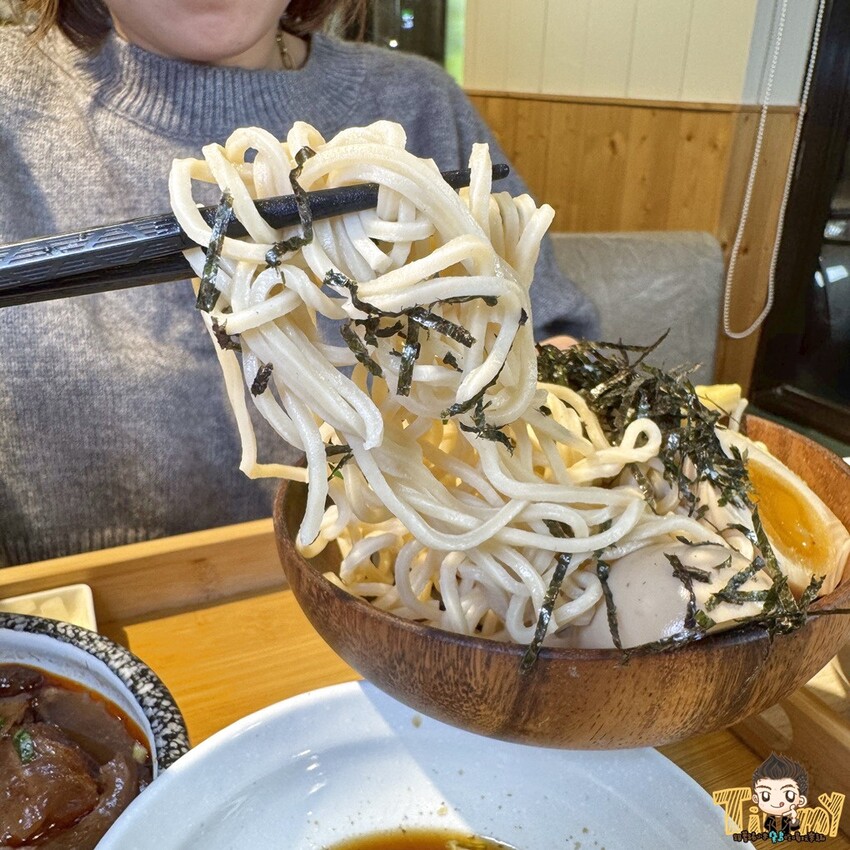 新竹縣竹北熊麵製造所。 全台獨創乾濕兩吃沾醬的創意麵食！ 超推QQ肥瘦黃金比例的焢肉！ (菜單營業時間地址電話) - 跟著踢小米吃喝玩樂趣