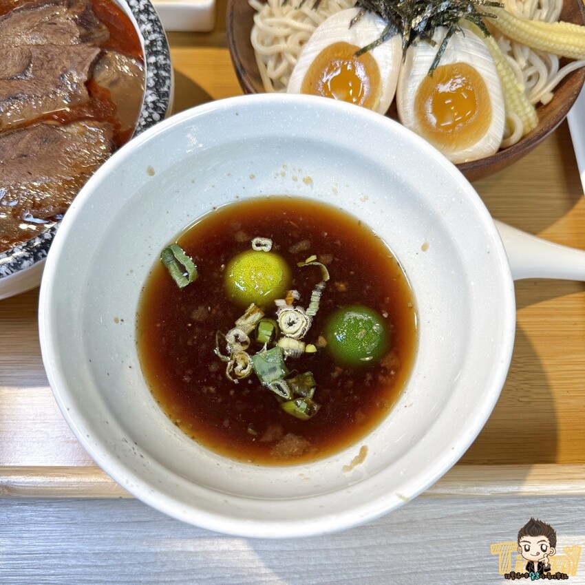 新竹縣竹北熊麵製造所。 全台獨創乾濕兩吃沾醬的創意麵食！ 超推QQ肥瘦黃金比例的焢肉！ (菜單營業時間地址電話) - 跟著踢小米吃喝玩樂趣