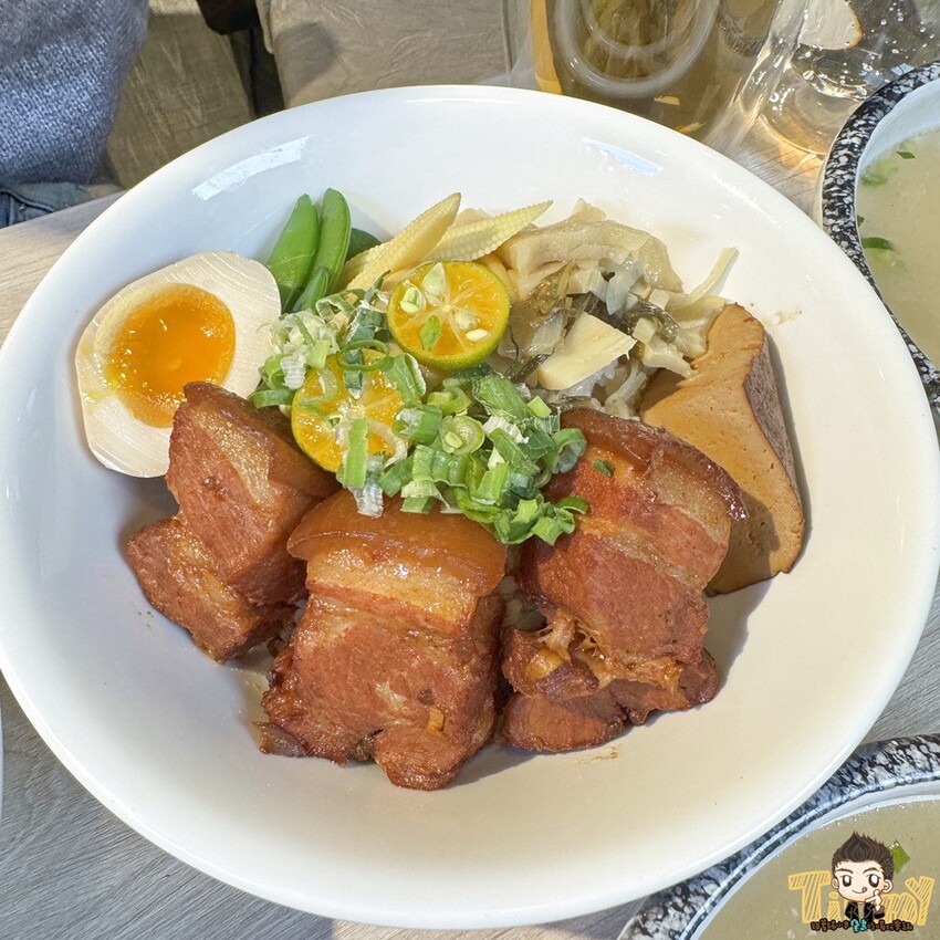 新竹縣竹北熊麵製造所。 全台獨創乾濕兩吃沾醬的創意麵食！ 超推QQ肥瘦黃金比例的焢肉！ (菜單營業時間地址電話) - 跟著踢小米吃喝玩樂趣