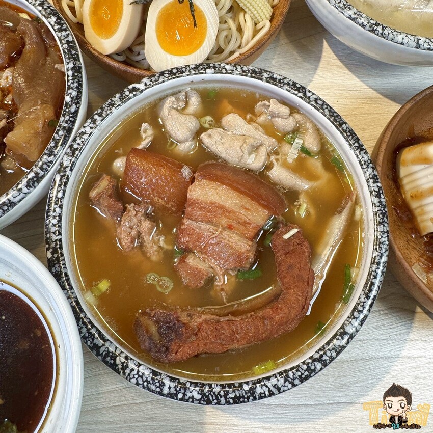 新竹縣竹北熊麵製造所。 全台獨創乾濕兩吃沾醬的創意麵食！ 超推QQ肥瘦黃金比例的焢肉！ (菜單營業時間地址電話) - 跟著踢小米吃喝玩樂趣