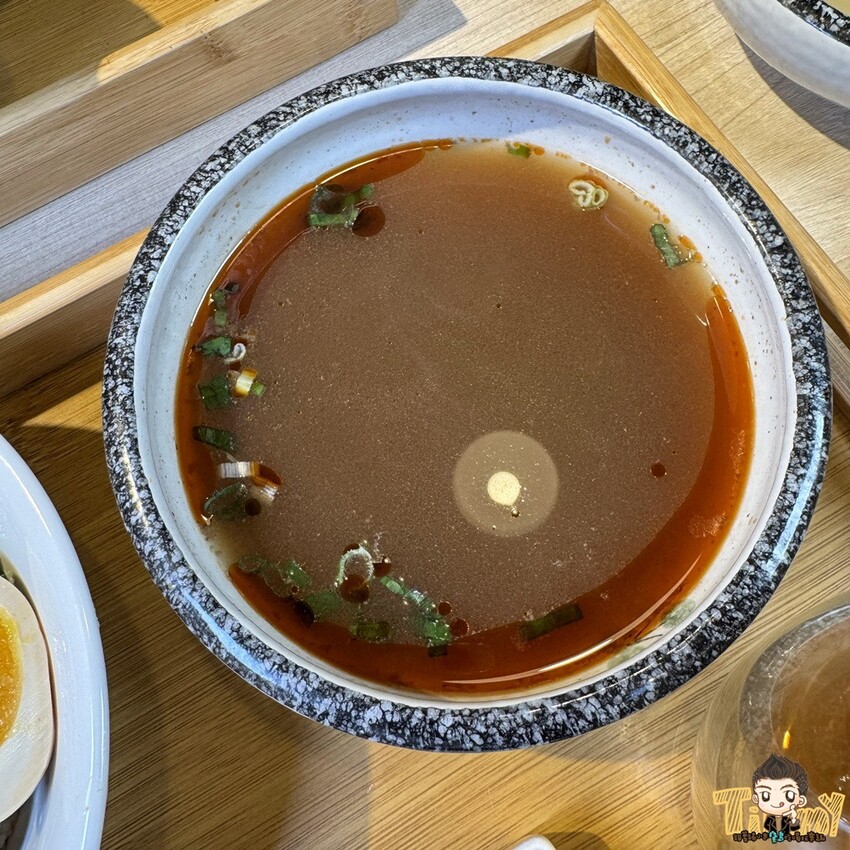 新竹縣竹北熊麵製造所。 全台獨創乾濕兩吃沾醬的創意麵食！ 超推QQ肥瘦黃金比例的焢肉！ (菜單營業時間地址電話) - 跟著踢小米吃喝玩樂趣