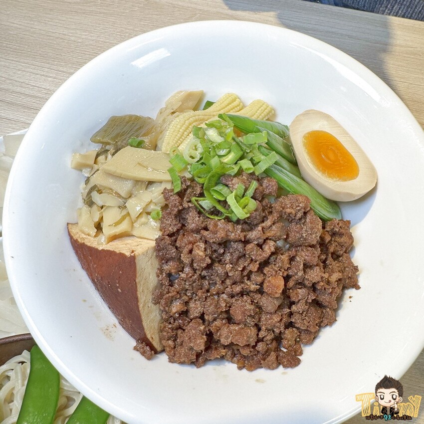 新竹縣竹北熊麵製造所。 全台獨創乾濕兩吃沾醬的創意麵食！ 超推QQ肥瘦黃金比例的焢肉！ (菜單營業時間地址電話) - 跟著踢小米吃喝玩樂趣