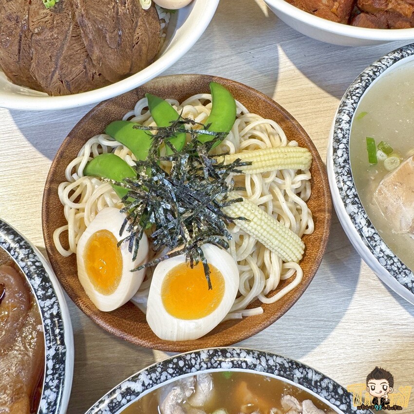 新竹縣竹北熊麵製造所。 全台獨創乾濕兩吃沾醬的創意麵食！ 超推QQ肥瘦黃金比例的焢肉！ (菜單營業時間地址電話) - 跟著踢小米吃喝玩樂趣