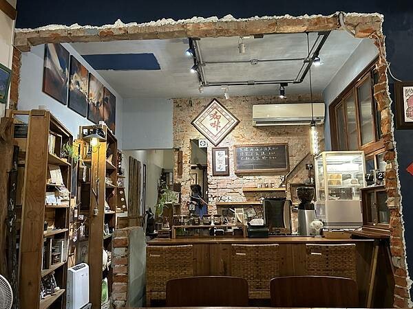 台南市北區【台南北區】酉時~巷弄老宅,從下午茶到深夜的甜點咖啡店,氣氛很棒喔!