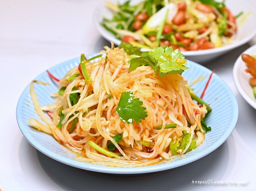 台中市北區麻川川青花椒烤魚｜正宗重慶烤魚，主打活魚現烤，口味道地，店裡還有超美月球造景