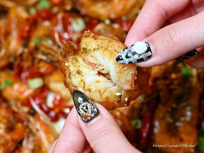 台中市北區麻川川青花椒烤魚｜正宗重慶烤魚，主打活魚現烤，口味道地，店裡還有超美月球造景