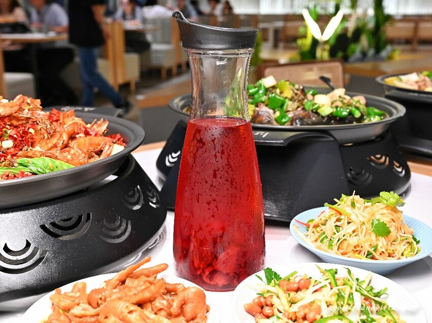 台中市北區麻川川青花椒烤魚｜正宗重慶烤魚，主打活魚現烤，口味道地，店裡還有超美月球造景