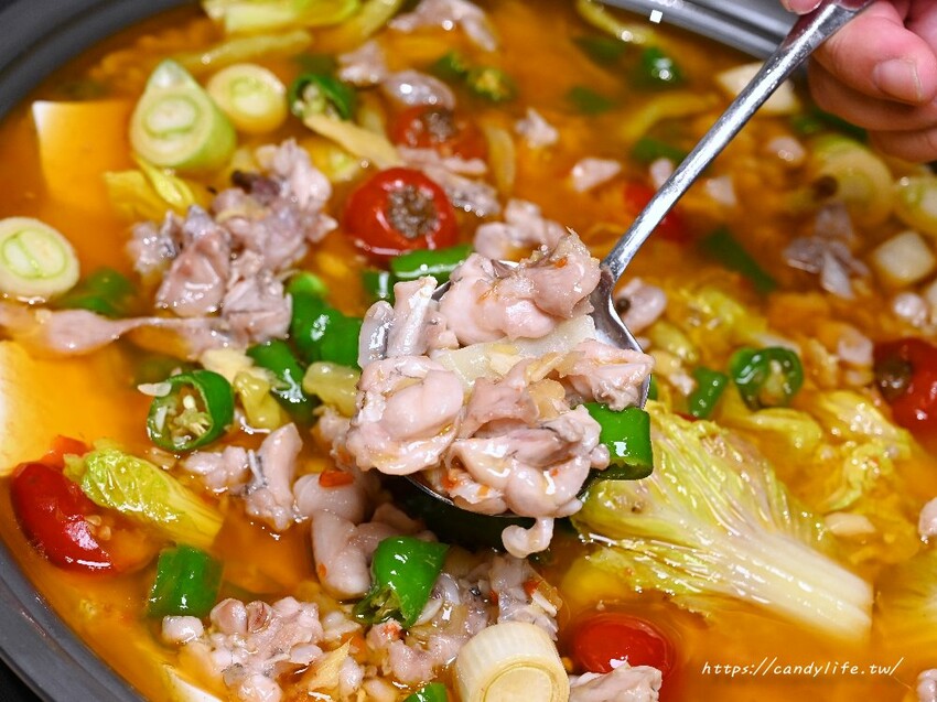 台中市北區麻川川青花椒烤魚｜正宗重慶烤魚，主打活魚現烤，口味道地，店裡還有超美月球造景