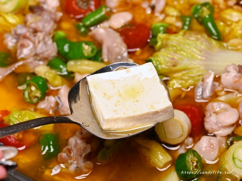 台中市北區麻川川青花椒烤魚｜正宗重慶烤魚，主打活魚現烤，口味道地，店裡還有超美月球造景