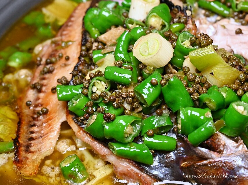 台中市北區麻川川青花椒烤魚｜正宗重慶烤魚，主打活魚現烤，口味道地，店裡還有超美月球造景