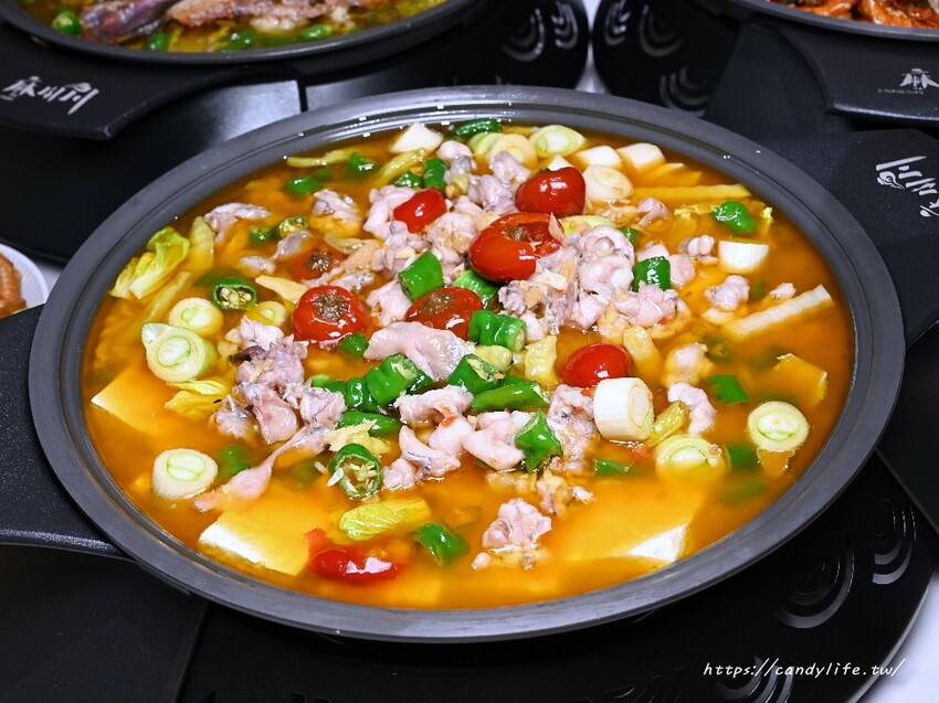 台中市北區麻川川青花椒烤魚｜正宗重慶烤魚，主打活魚現烤，口味道地，店裡還有超美月球造景